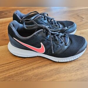 Nike Women's Black and Pink Athletic Shoes